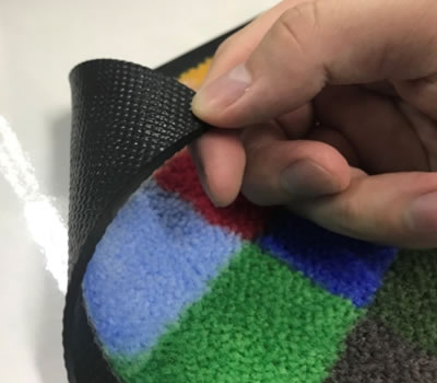 マットをめくって裏面の素材を見せている写真