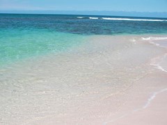 ホワイトサンズビーチのエメラルドグリーンの海
