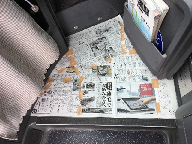 新聞紙などを使い、制作したいマットの型をお作り頂きます。